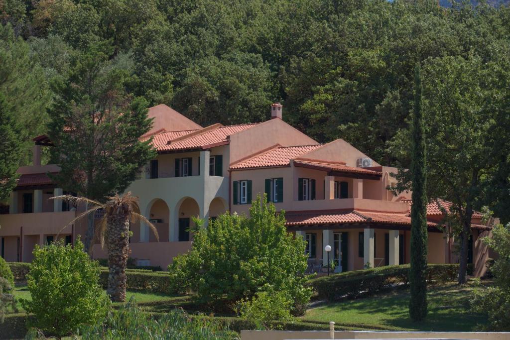 Mūsdienīga villa ar sarkaniem jumtiem, apzaļumota apkārtne un plašs dārzs. Ideāla atpūtas vieta dabas ielokā.