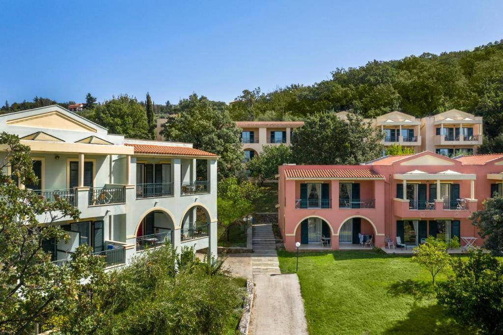 Skaista viesnīcas ainava ar krāsainām ēkām un zaļu teritoriju, kas piedāvā atpūtas iespējas. Apzaļumotā apkārtne radīs mierīgu un relaksējošu atmosfēru.