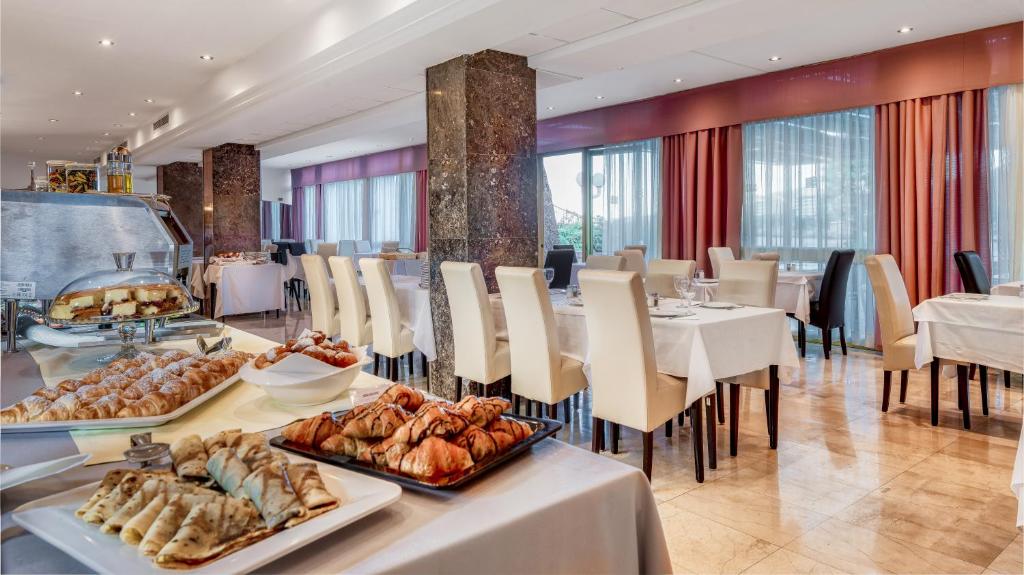 Elegants restorāns ar plašu ēdienu izvēli, ieskaitot dažādus konditorejas izstrādājumus. Gaisīgs interjers ar gaišām krāsām un modernām mēbelēm.