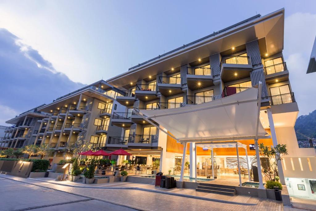 Mūsdienīgs viesnīcas eksterjers ar apgaismotām terasēm un elegantām iekārtām, kas radīts relaksējošai atmosfērai. Viesnīca atrodas gleznainā ainavā, piedāvājot modernus pakalpojumus un komfortu.