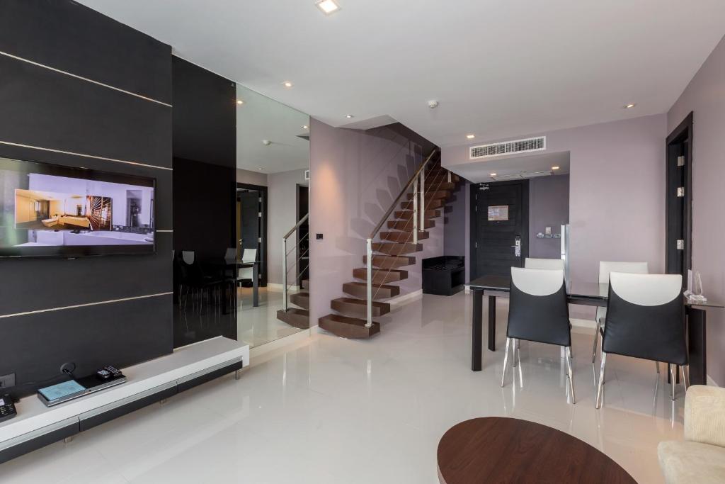 Mūsdienīgs dzīvoklis ar elegantu interjeru, kurā ir atvērta telpa ar viesistabu, ēdamistabu un kāpnēm. Interjerā dominē neitrālas krāsas un stilīgi mēbeļu risinājumi.