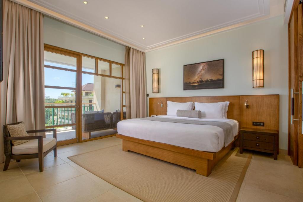 Mūsdienīga viesnīcas numura interjers ar plašu logu, kas piedāvā skatu uz dārzu, un ērtu gultu. Numurā ir koka mēbeles un elegants apgaismojums.