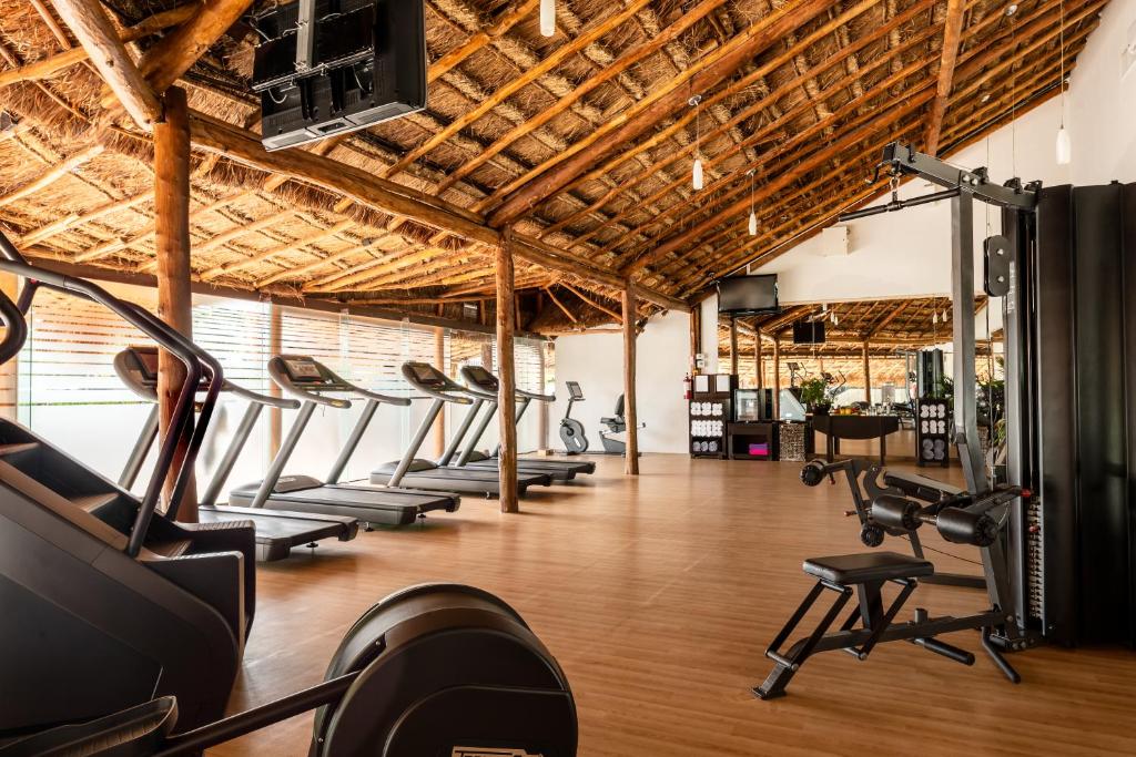 Mūsdienīgs un plašs sporta zāles interjers ar koka konstrukciju un dabīgiem materiāliem, aprīkots ar dažādām trenažieriem un svaru staciju. Ideāla vieta fiziskām aktivitātēm un veselīgai dzīvesveida uzturēšanai.