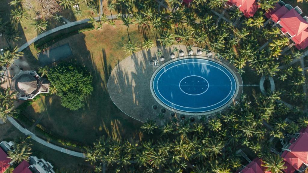 Skats uz baseinu un sporta laukumu pie hotel Tamassa Bel Ombre