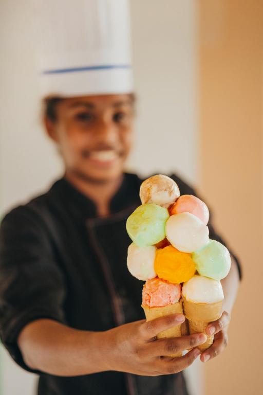 Saldējums ar daudzkrāsainām bumbām, ko pasniedz Tamassa Bel Ombre