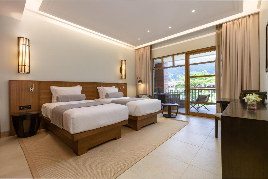 Mūsdienīgs viesnīcas numurs ar divām atsevišķām gultām, gaišiem interjera toņiem un balkonu, no kura paveras skats uz dabu. Numurā ir eleganti apgaismojumi un moderni mēbeļu risinājumi.