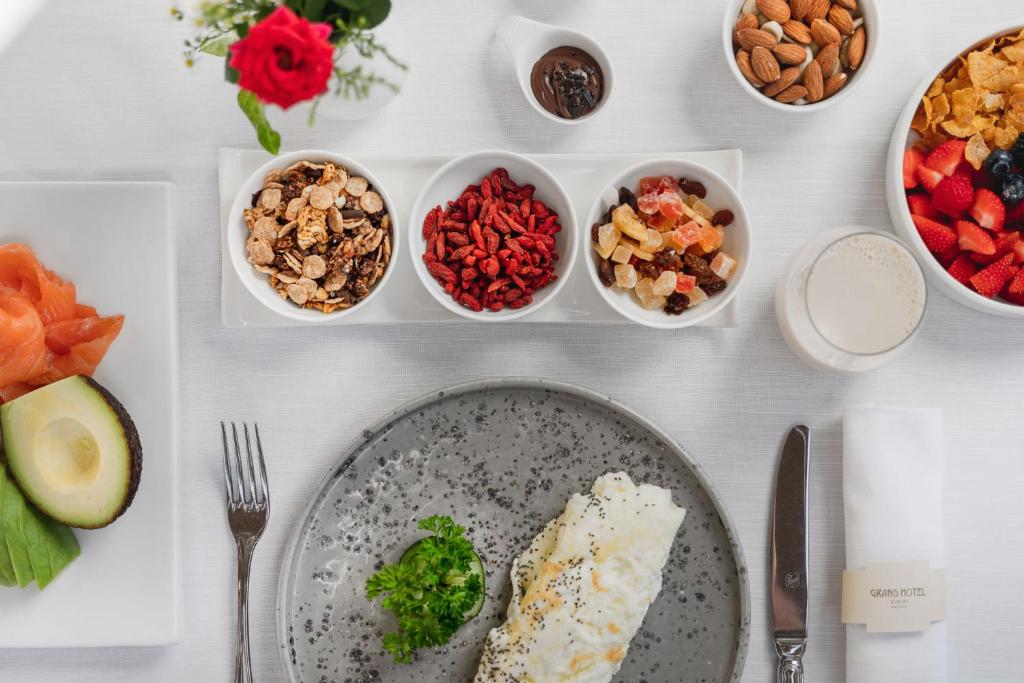 Brokaus ēdienkarte ar omleti, laša šķēlītēm, avokado, riekstiem un augļiem, kā arī jogurtu un graudaugiem. Ideāls sākums dienai.