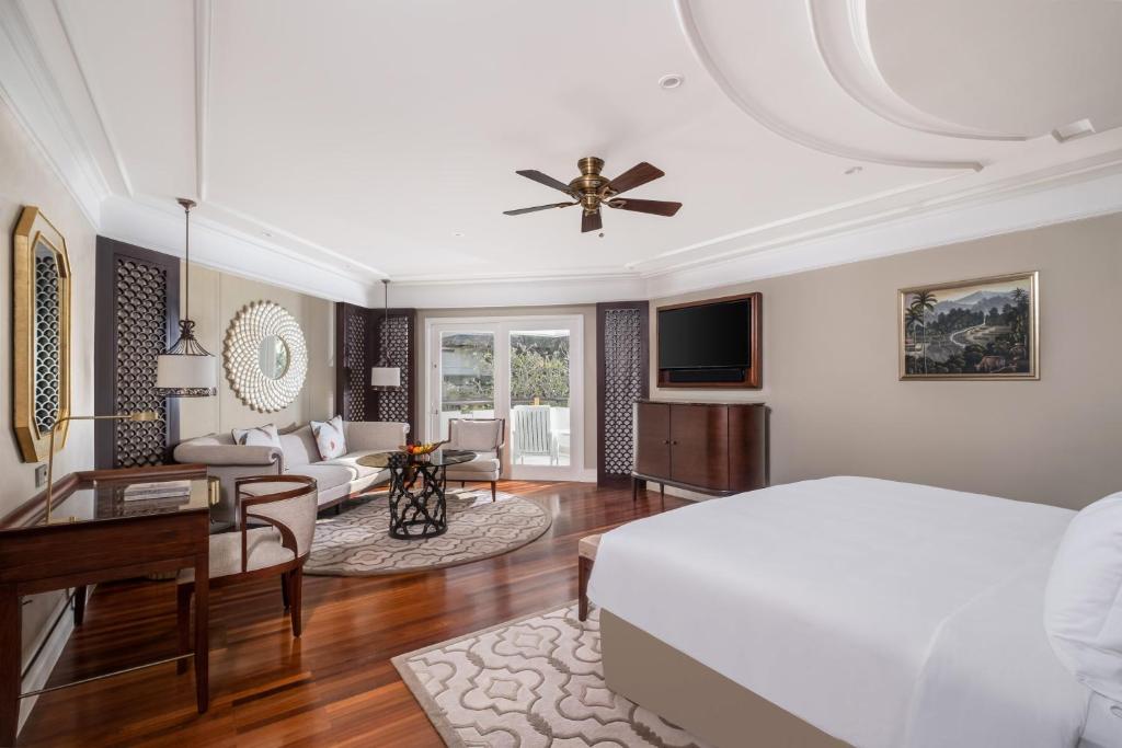 Elegants viesnīcas numurs ar mūsdienīgu interjeru, kas ietver atpūtas zonu, ērtu gultu un plašu terasi. Interjerā ir izsmalcināti dizaina elementi un dabīgas krāsas.