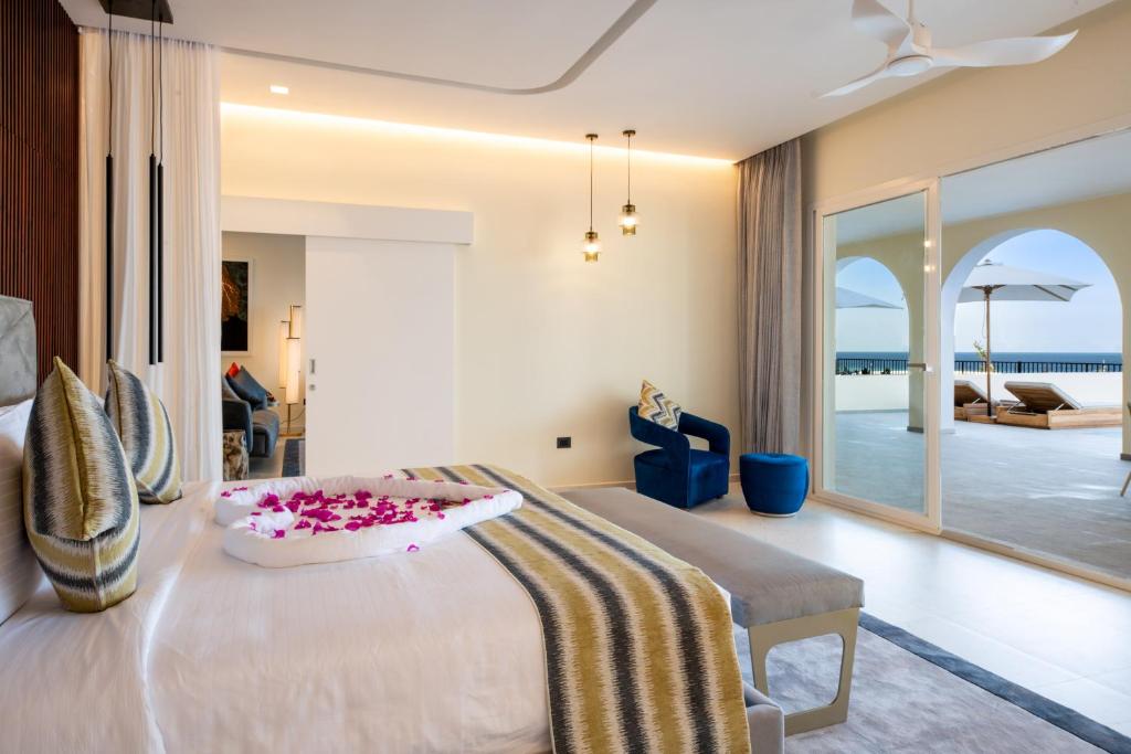 Elegants numurs ar skatu uz jūru The Mora Zanzibar.