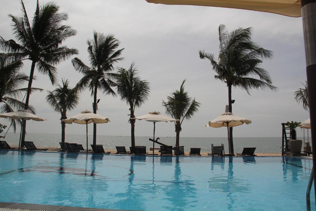 Peldbaseins ar palmām un saules lietussargiem, blakus pludmalei un jūrai. Ideāla vieta relaksācijai un atpūtai.