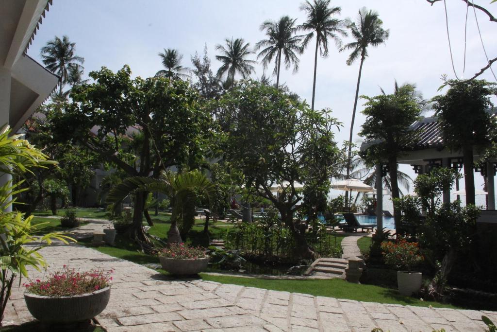 Labi apzaļumota pludmales kūrorta teritorija ar palmām, ziedošiem augiem un peldbaseinu. Ideāla vieta atpūtai un relaksācijai.