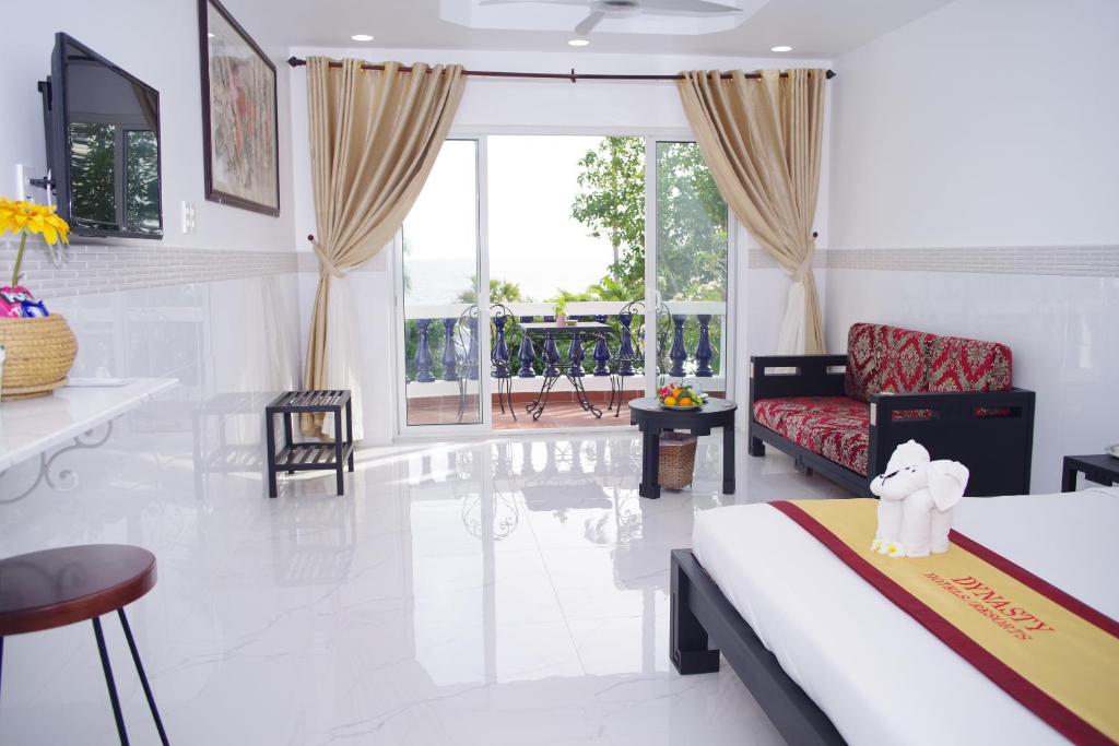 Mūsdienīgs viesnīcas numurs ar gaišu interjeru, lieliem logiem un skatu uz terasi. Numurā ir ērtas mēbeles, televizors un viesmīlīgs rotājums ar salvetēm, kas izveidotas par ziloņiem.