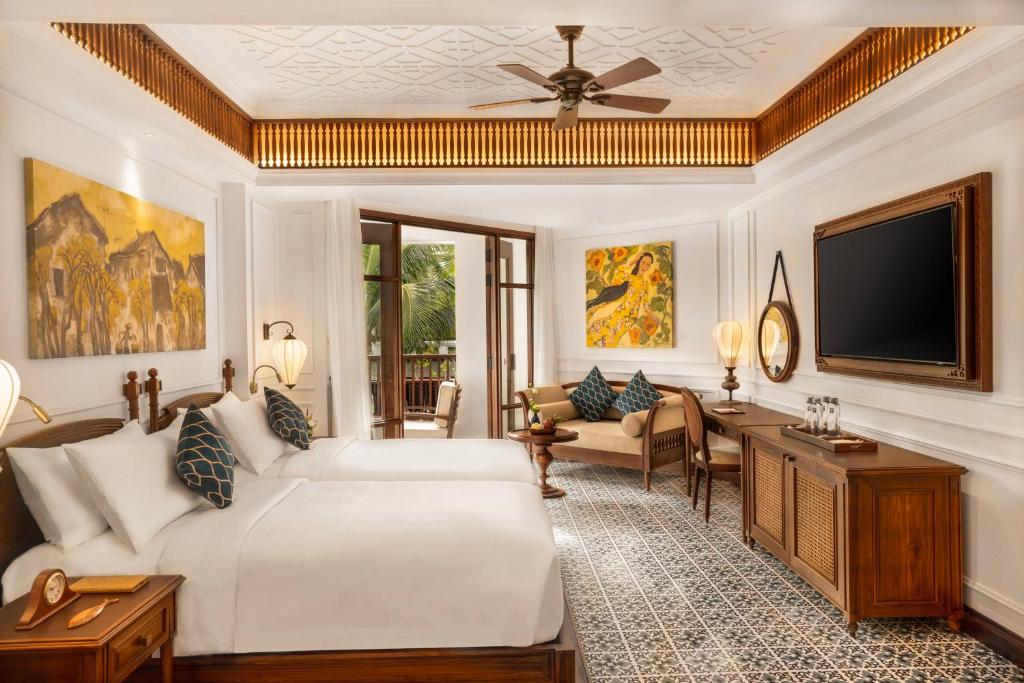 Eleganta viesnīcas numurs ar divām gultām, skaistiem mākslas darbiem uz sienām un ērtiem sēdekļiem. Telpa ir gaiša un gaisa, ar skatu uz dabu.