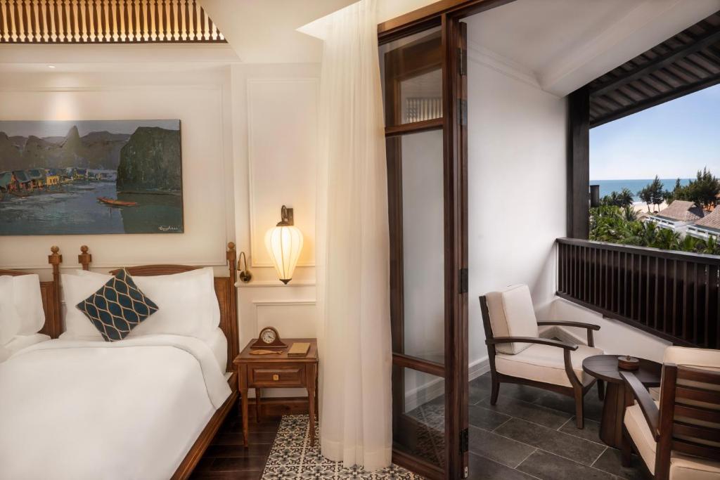 Mūsdienīga viesnīcas numura interjers ar divām gultām, gleznas attēlojumu un piekļuvi balkonam ar skatu uz jūru. Ideāla vieta atpūtai un relaksācijai.