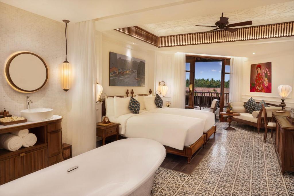 Elegants viesnīcas numurs ar divām gultām, mūsdienīgu vannas istabu un skaistu skatu uz dārzu. Interjers ir dekorēts ar mākslas darbiem un stilīgiem mēbeļu elementiem, radot komfortablu un relaksējošu atmosfēru.