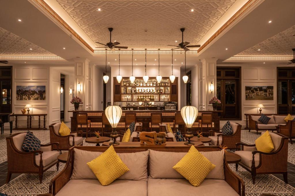 Elegants viesnīcas interjers ar komfortablām mēbelēm, siltu apgaismojumu un elegantu bāra zonu. Vides dizains apvieno modernus un klasiskus elementus, radot patīkamu un relaksējošu atmosfēru.