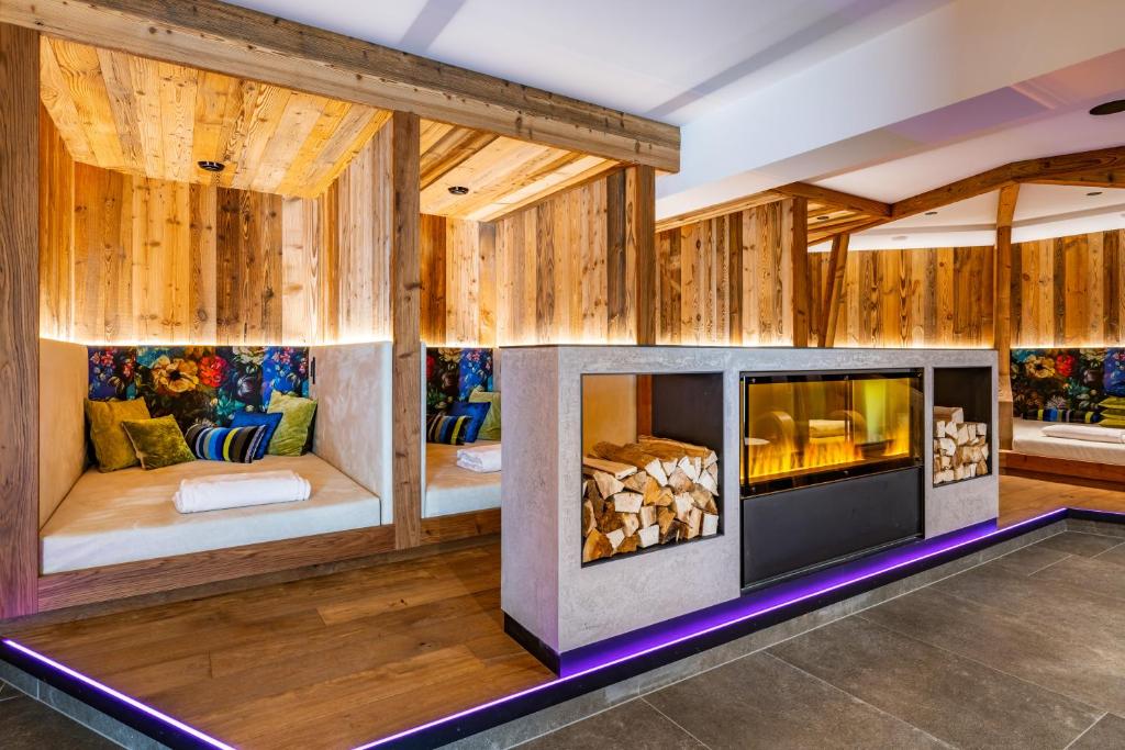 Mūsdienīga spa telpa ar koka apdari, komfortablām atpūtas vietām un elegantu kamīnu, kas rada relaksējošu atmosfēru. Ideāla vieta, lai izbaudītu atpūtu un komfortu.