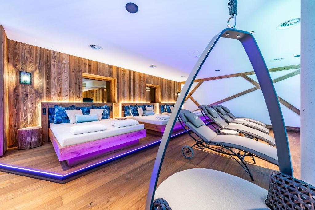 Mūsdienīgs spa telpa ar ērtām atpūtas gultām un relaksējošu apgaismojumu. Interjērā dominē koka elementi un moderni dizaina akcenti.