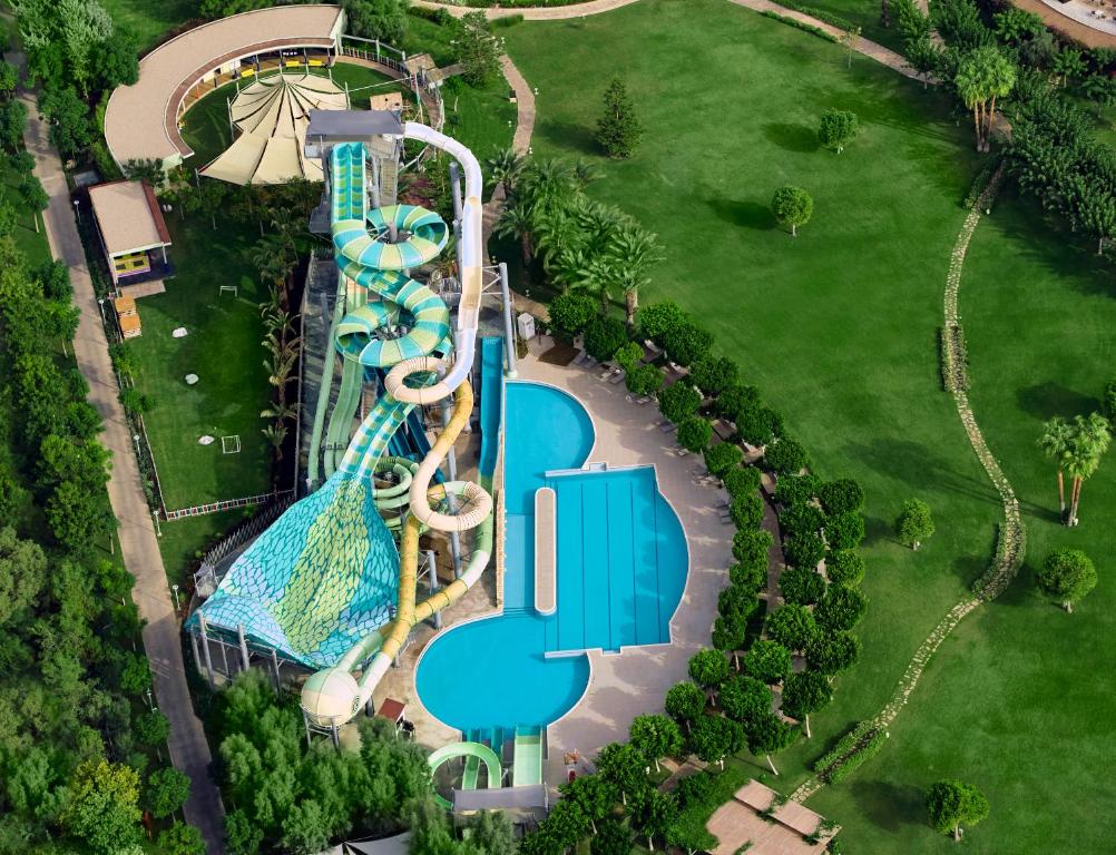 Ūdens atrakciju parks ar dažādām slidkalniņām un plašu peldbaseinu. Apkārtne ir zaļa un labi kopta, nodrošinot lielisku atpūtas vietu.