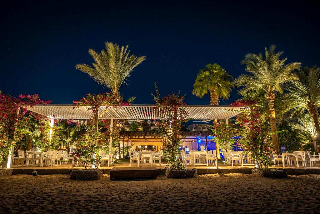 Āra terase vakara noskaņā Fort Arabesque Resort, Spa & Villas