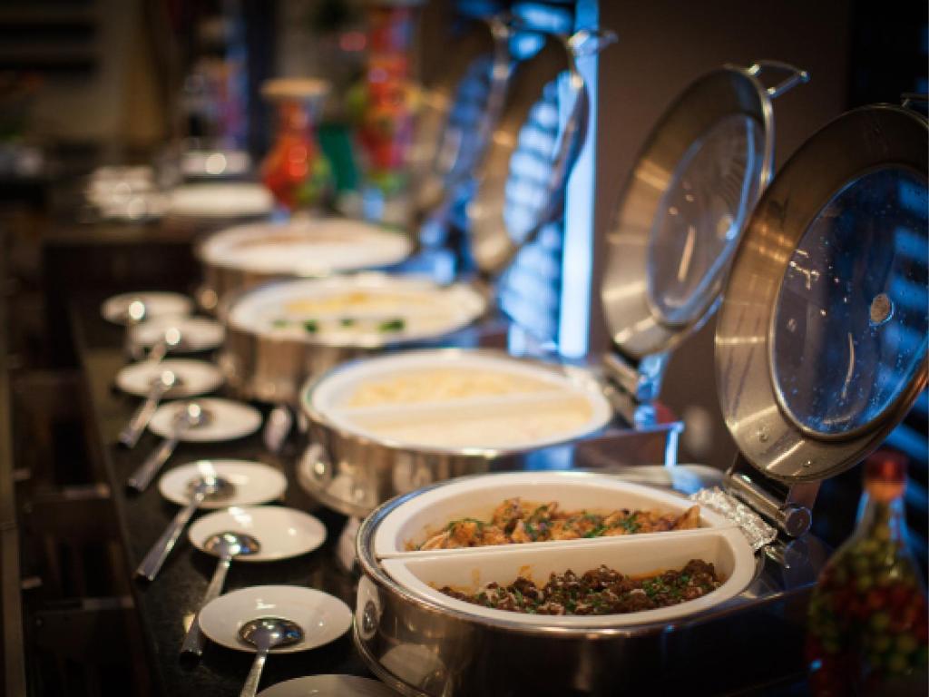 Bufetes galds ar ēdieniem Citymax al Barsha viesnīcā