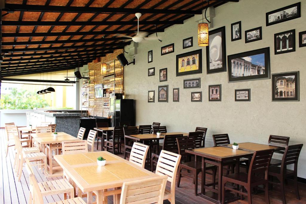 Kata Sea Breeze restorāns ar elegantu interjeru un koka galdiem