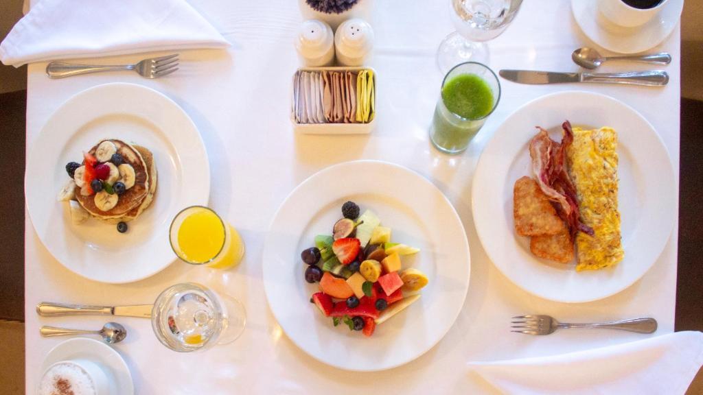 Broka pie galda ar pankūkām, augļiem, omleti un dzērieniem, kā arī galda piederumiem. Svaiga un daudzveidīga brokastu izvēle.