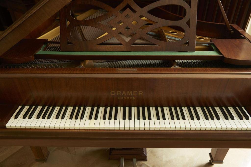Klasisks Cramer klavieres, ar koka virsmu un melnbaltām taustiņām, izceļas ar smalku dizainu un eleganci. Piemērotas mūzikas izpildījumiem un mājas interjeram.