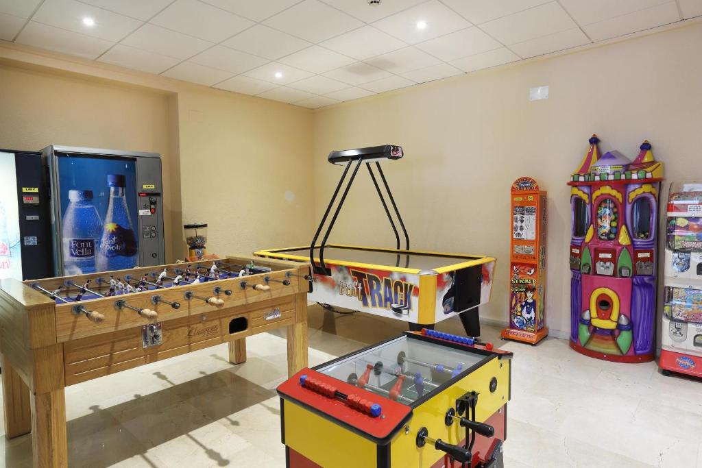 Atpūtas telpa ar galda futbolu, gaisa hokeju un spēļu automātiem, ideāla vieta izklaidei un atpūtai. 