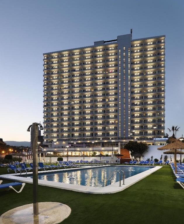 Mūsdienīgs viesnīcas komplekss ar apgaismotām fasādēm un baseinu, kas atrodas skaistā vidē. Ideāla vieta atpūtai un relaksācijai.