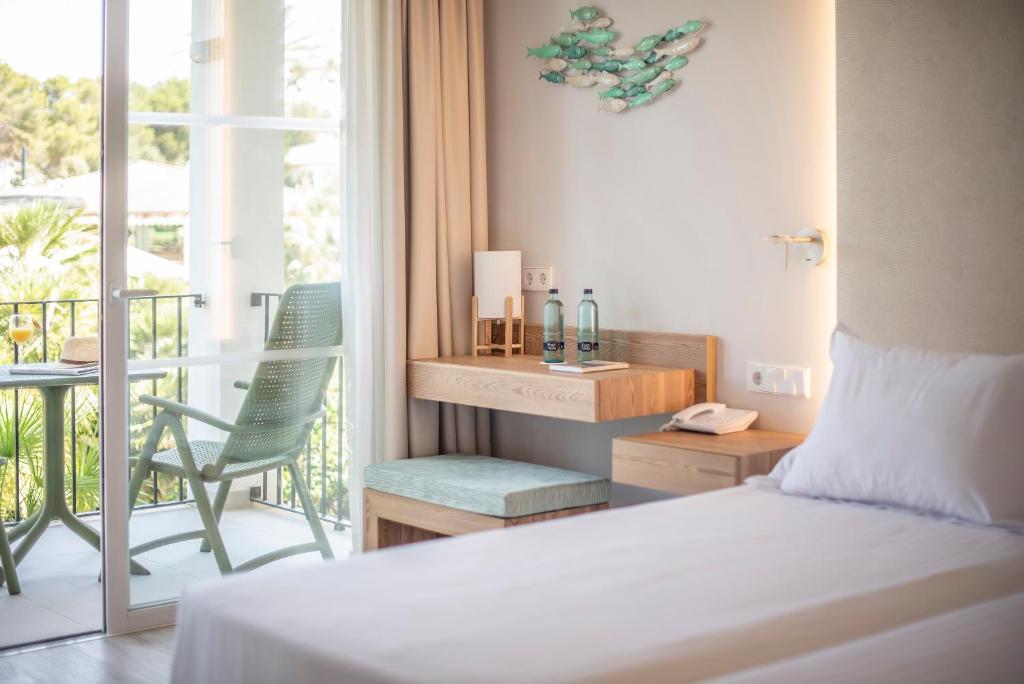 Moderns viesnīcas numurs ar koka mēbelēm, rakstāmgaldu un balkonu, no kura paveras skats uz dārzu. Interjers ir gaišs ar jūras tematiku un dabīgām krāsām.