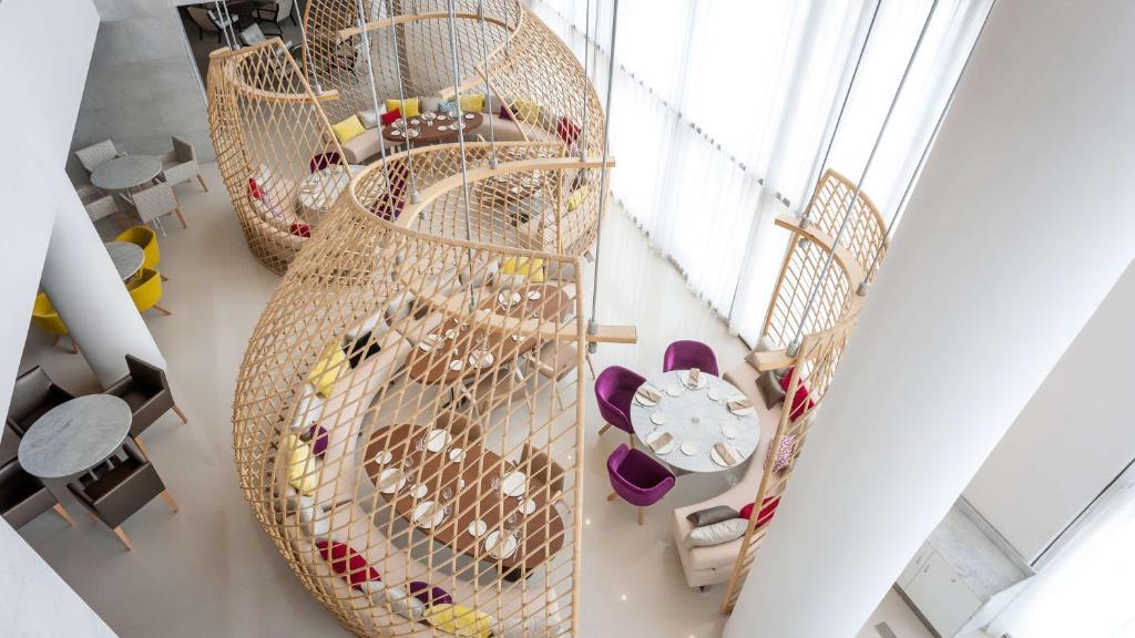 Mūsdienīgs restorāns ar unikālu koka struktūru un ērtām sēdvietām, kas rada patīkamu atmosfēru. Telpa ir gaiša un plaša, apgaismota ar lieliem logiem.