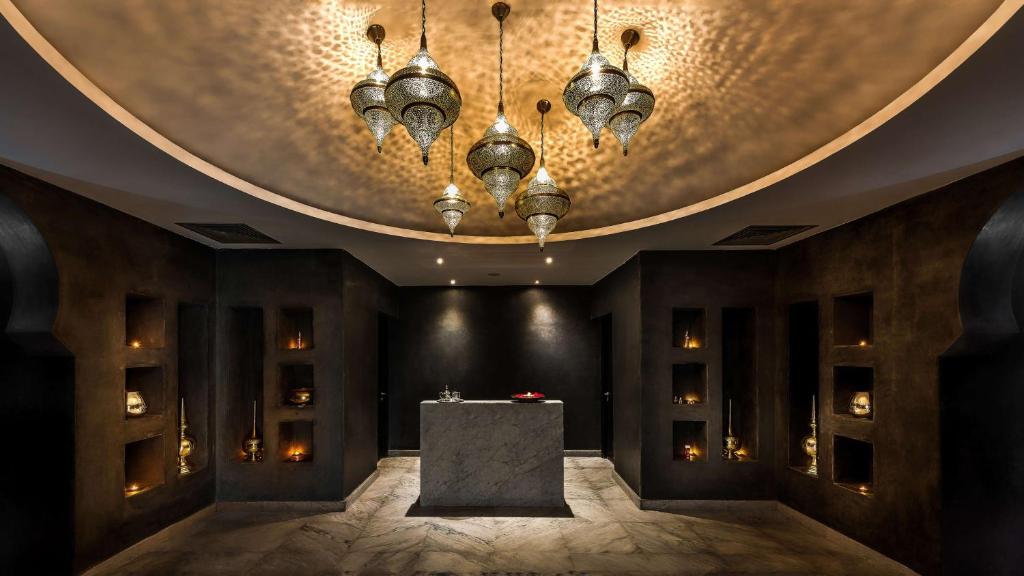 Elegants spa interjers ar izsmalcinātām laternām un tumšiem toņiem, radot relaksējošu atmosfēru. Gaismas spēles uz griestiem piešķir telpai unikālu raksturu.