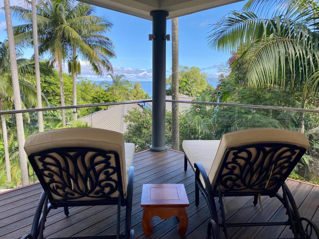 Balkons ar divām atpūtas krēslām, no kura paveras skats uz palmu un zaļo ainavu, kā arī jūras horizontu. Ideāla vieta relaksācijai un atpūtai.