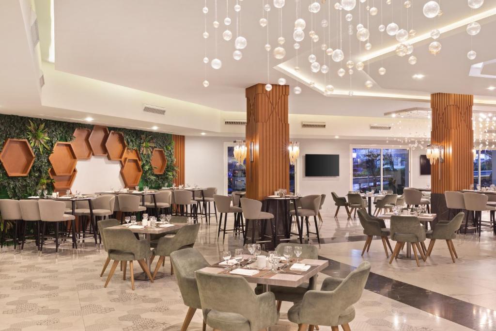 Pickalbatros Palace Sharm El Sheikh restorāns ar modernu interjeru