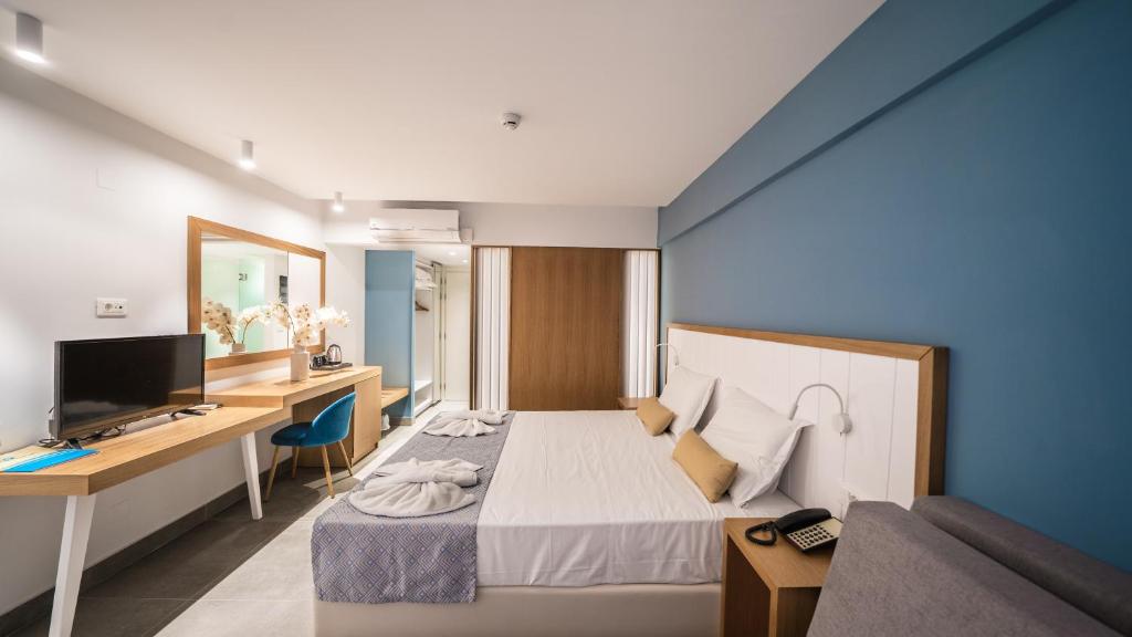 Panorama Village Hotel numura interjers ar divguļamo gultu un modernu dizainu