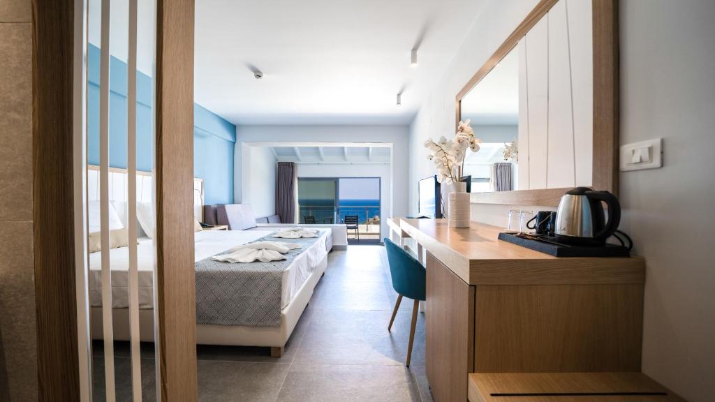 Gaišs un moderns Panorama Village Hotel numurs ar skatu uz jūru