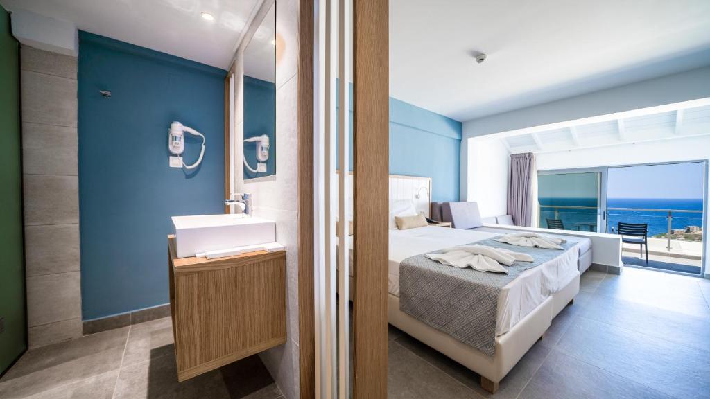 Panorama Village Hotel numurs ar mūsdienīgu iekārtojumu un tiešu skatu uz jūru