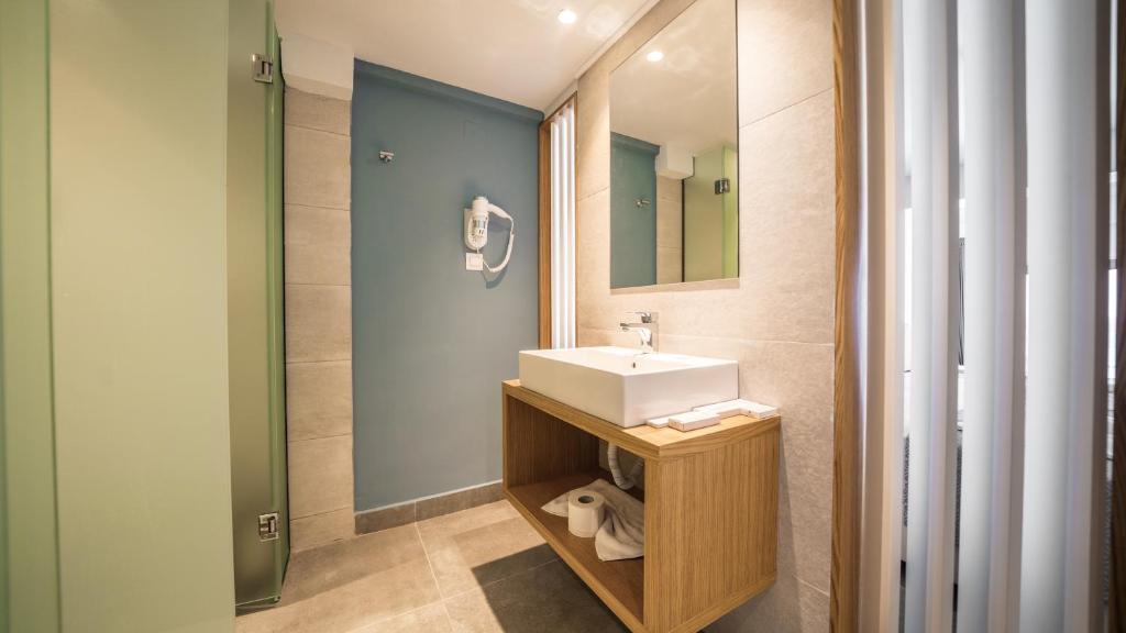 Moderns vannas istabas iekārtojums Panorama Village Hotel numurā