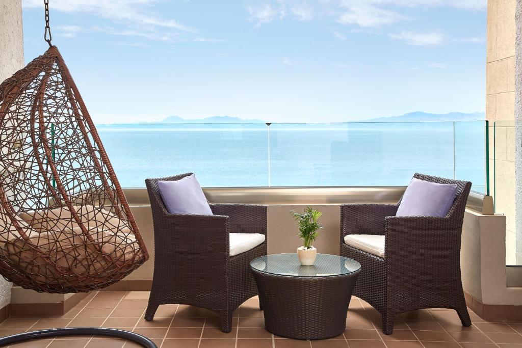 Sheraton Rhodes Resort balkons ar skatu uz jūru un ērtām mēbelēm