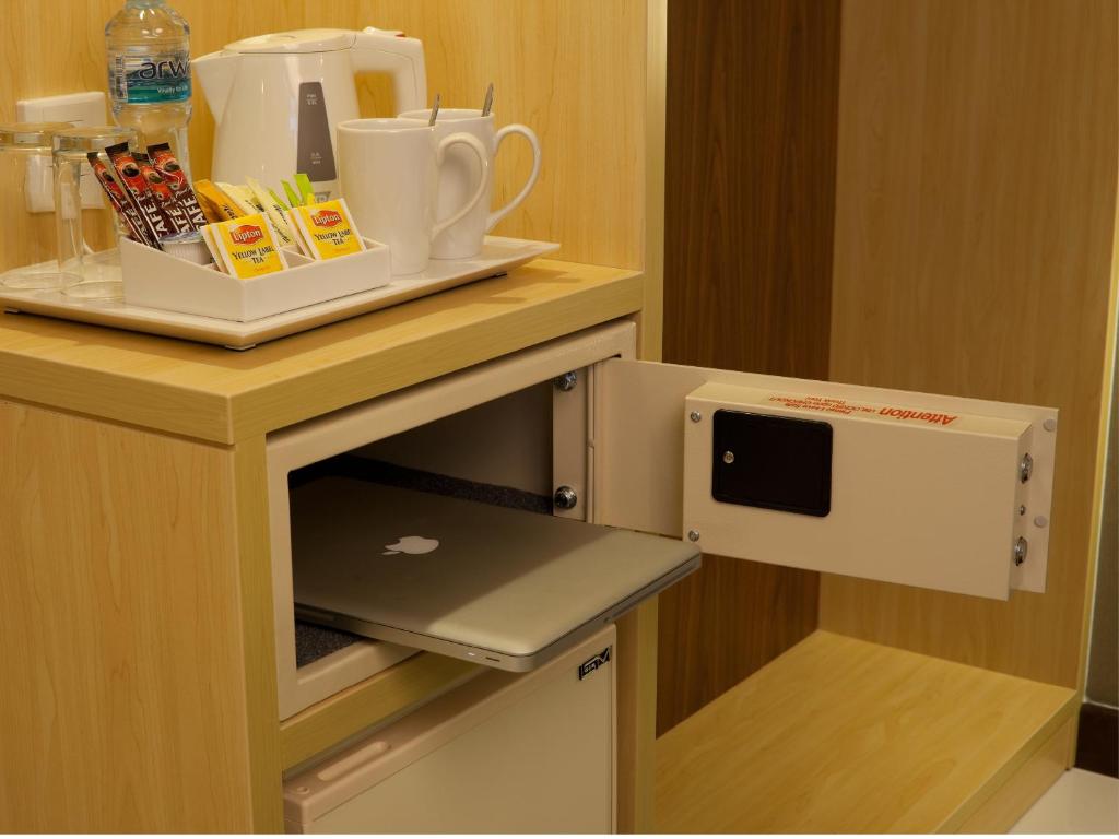 Citymax Bur Dubai viesnīcas numura aprīkojums ar kafijas komplektu un seifu.