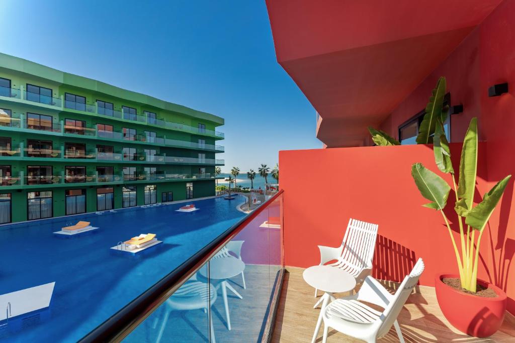 Voco Monaco Dubai balkons ar skatu uz baseinu