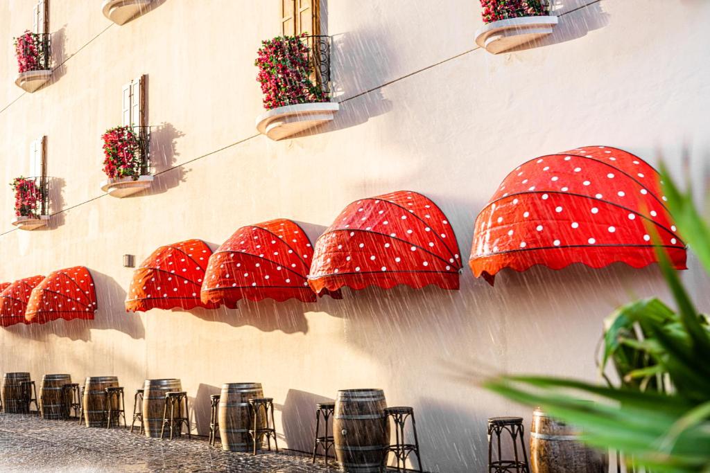 Voco Monaco Dubai sarkanās nojumes un puķu kastes