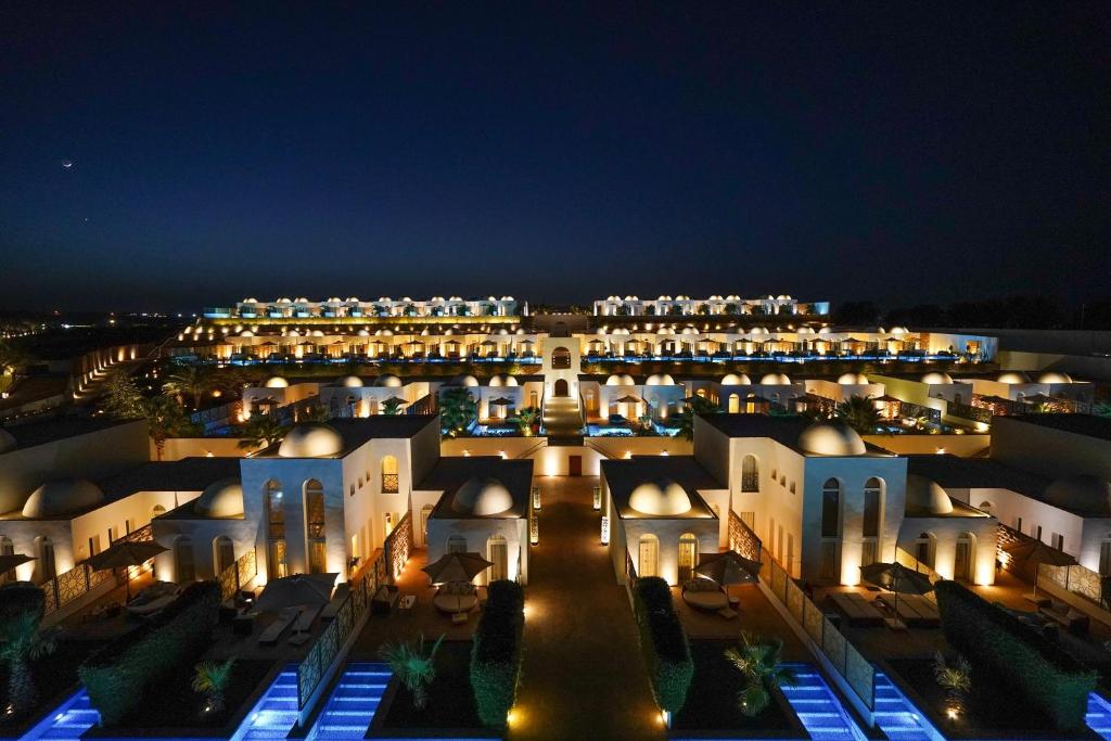 Fort Arabesque Resort, Spa & Villas apgaismotās ēkas naktī.