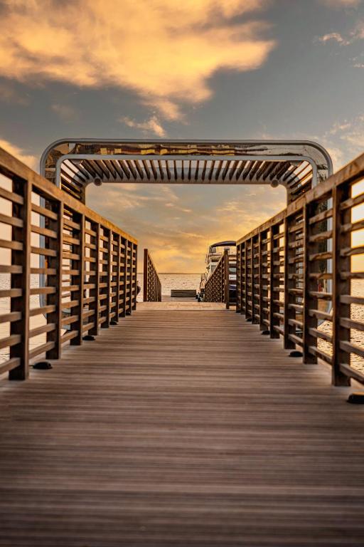 Voco Monaco Dubai piestātne pie jūras saulrietā.