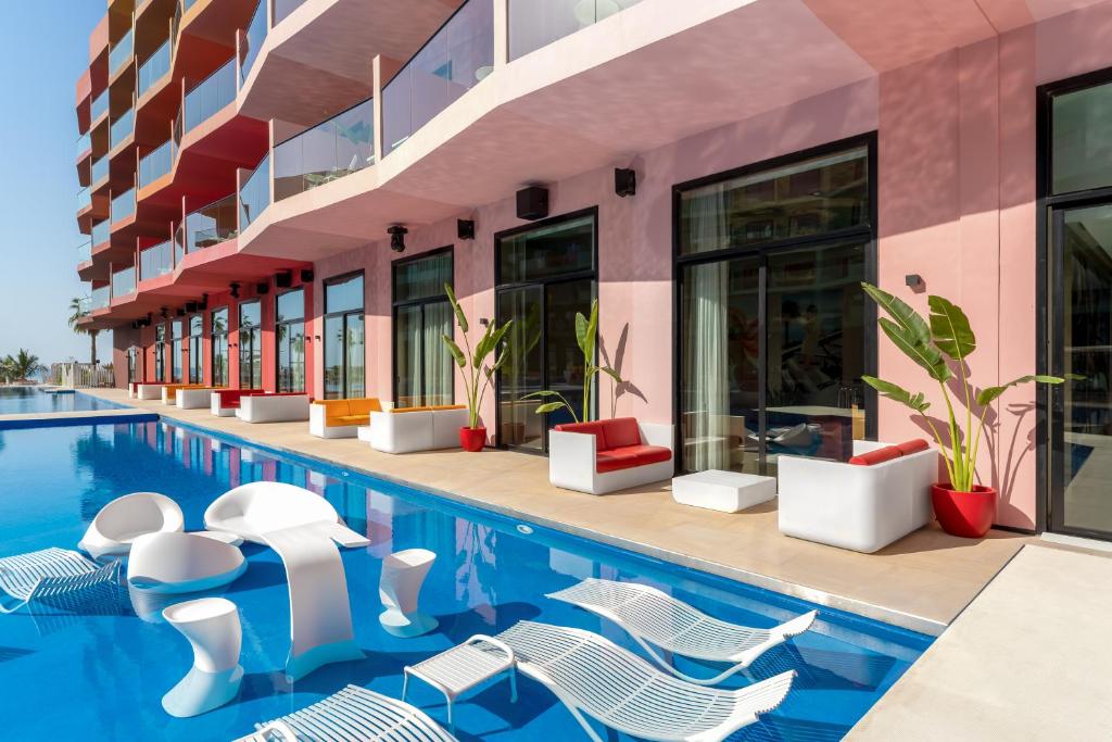 Voco Monaco Dubai baseins un terase ar modernu dizainu