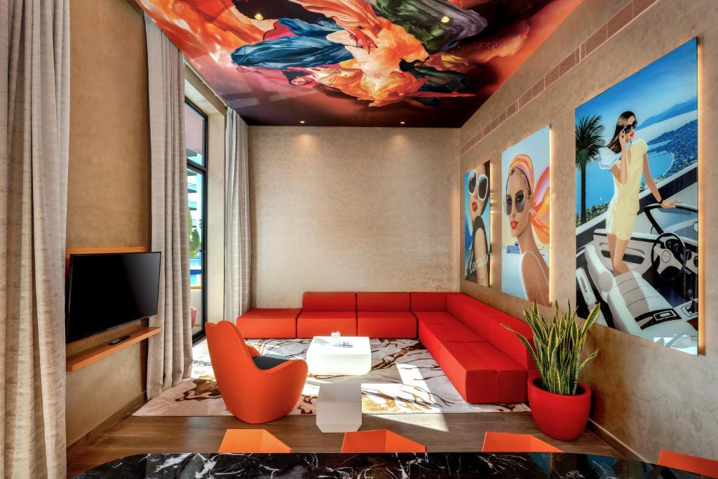 Voco Monaco Dubai moderns un stilīgs numurs ar mākslas darbiem.