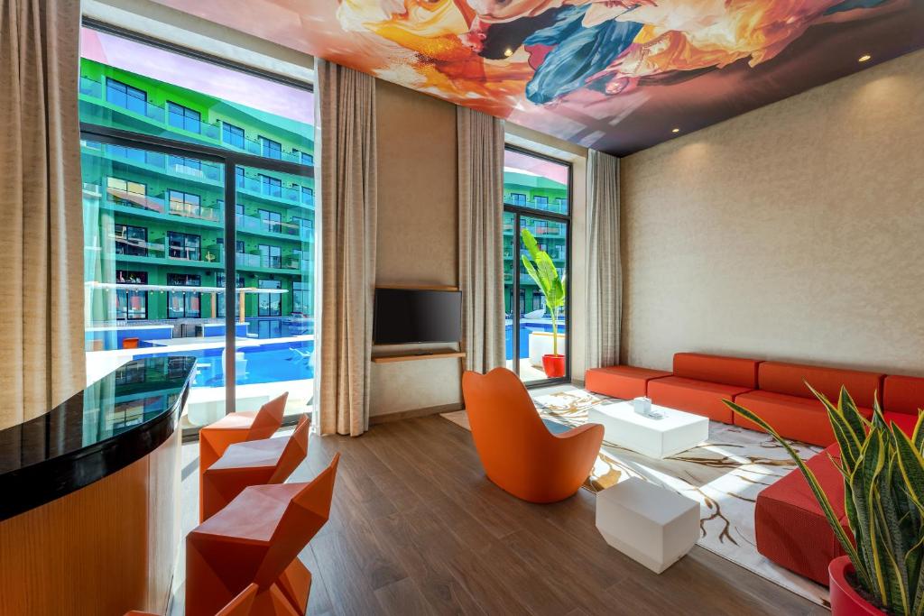 Mūsdienīgs dizains Voco Monaco Dubai numurā ar skatu uz baseinu.