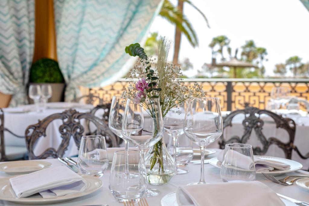 Restorāna terase ar elegantu galda klājumu Hotel IPV Palace & Spa.