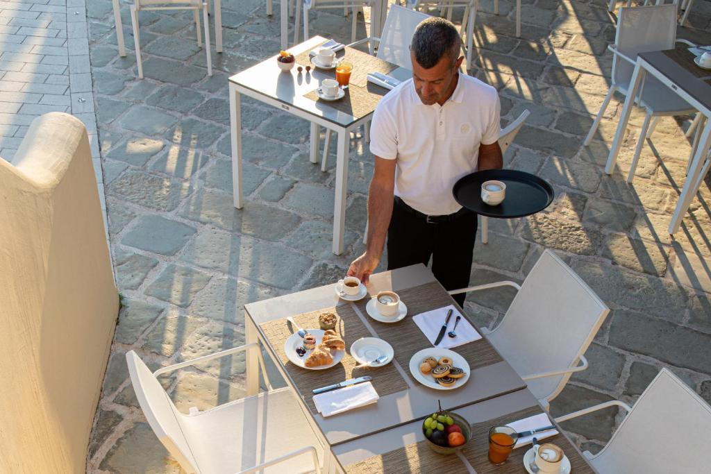 Cala Cuncheddi viesnīcas terase ar brokastu servisu
